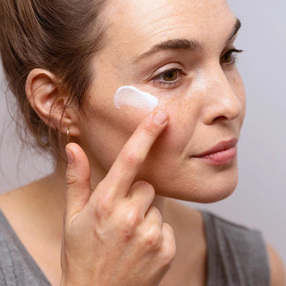 SVR Topialyse Palpebral Kuru ve Hassas Göz Çevresi Bakım Kremi 15 ml